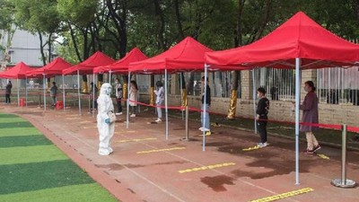 Vuhan'da her köşe başına test noktası kuruldu: 3 milyon 750 bin kişiye koronavirüs testi