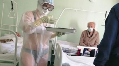 Rusya'da bikiniyle hastaları tedavi eden hemşireye ceza