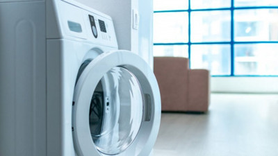 3 yaşındaki oğlunu 90 dakika boyunca çamaşır makinesinde kilitledi