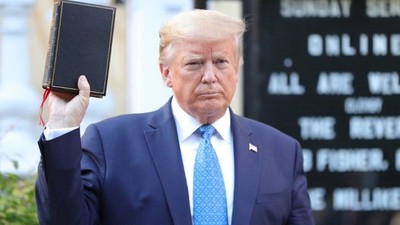 İncil gösteren Trump’a piskopos tepkisi: Dini siyasete alet etme!