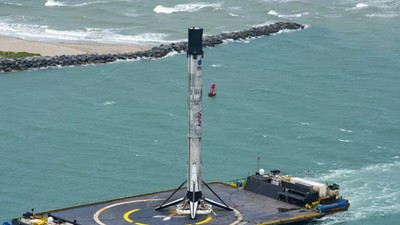 SpaceX'in tarihi fırlatışı gerçekleştiren yeniden kullanılabilir roketi karaya ulaştı