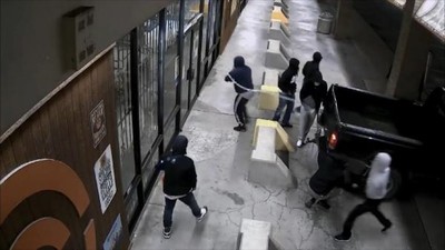 ABD’nin Houston eyaletinde silah mağazası protestocular tarafından yağmalandı