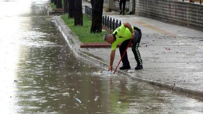 Edirne'de polis tıkanan rögarı sopayla açtı