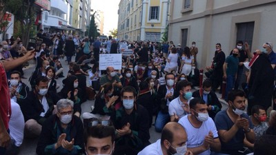 Erdoğan'ın 'çoklu baro' için tarih vermesinin ardından İzmir Barosu'nun yürüyüşüne polis engeli
