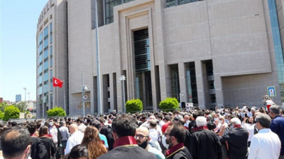 Avukatlar, iktidarın baroları bölme hamlesine karşı Çağlayan Adliyesi'nde bir araya geldi