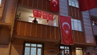 Şehit Ethem Demirci'nin İstanbul'daki evi Türk Bayraklarıyla donatıldı