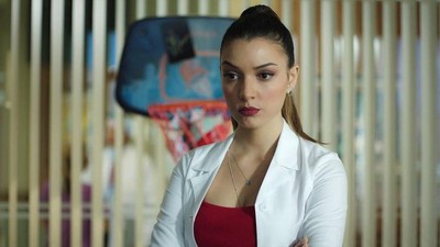 Hekimoğlu'nun Zeynep'i Damla Colbay: Beyaz atlı prensimi bekliyorum