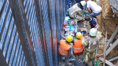Kadıköy'de inşaatta iskele çöktü: 3 işçi yaralı