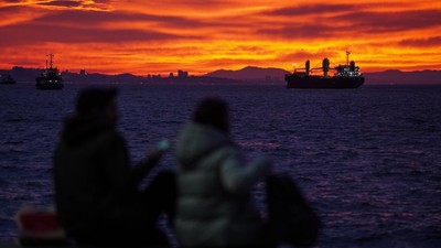 İstanbul'da gün doğumu gökyüzünü kızıla boyadı