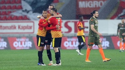 Başakşehir'e bir darbe de Göztepe'den