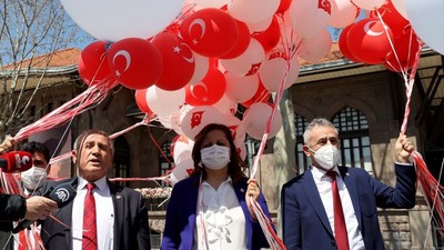 CHP'li milletvekilleri, Birinci Meclis önünde gökyüzüne balon bıraktı