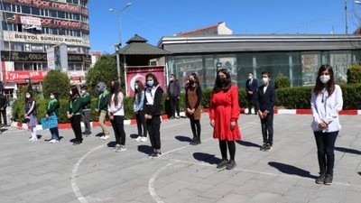 Van'da 23 Nisan'ı kutlayan öğrenciler: Eski bayramları özledik