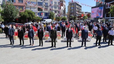 Burhaniye'de şarkılı şiirli 19 Mayıs kutlaması