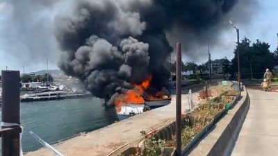 Maltepe Sahili'nde tekneler yandı