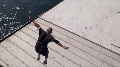 Galata Köprüsü'nden gemiye atlayan fenomen gözaltına alındı