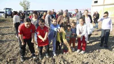 Adana'da 'en büyük engel sevgisizliktir' şiarıyla tohumlar toprakla buluştu