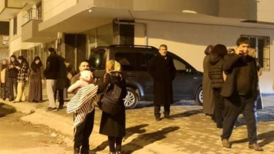 Deprem bölgesi: Adana'da yurttaşlar geceyi sokakta geçiriyor