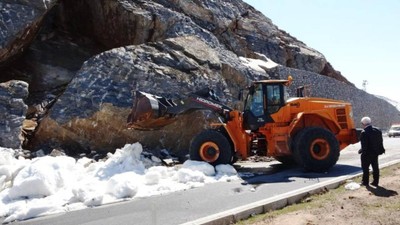 Bitlis’te yüzlerce tonluk kaya blokları karayoluna düştü