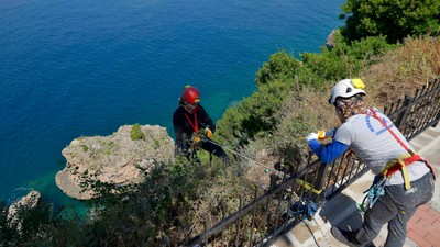 40 metreyi bulan falezlerde halatla aşağı sarkıp kilolarca çöp topladılar