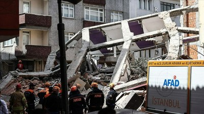 İstanbul'da yıkımı yapılan bina çöktü: 1 kişi enkaz altında