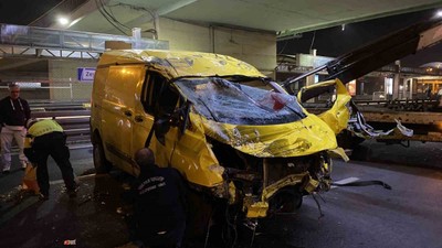 Merter’de feci kaza! Kontrolden çıkan araç takla atıp bariyerlere çarptı: 1 ölü, 4 yaralı