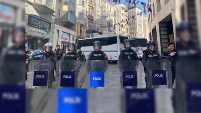 Cumartesi Anneleri/İnsanları'na 28'inci kez gözaltı: Kalkanlar yetmedi; ablukada gözaltı araçları kullanıldı