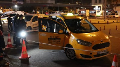 Bindiği takside yanlışlıkla kendini vurdu