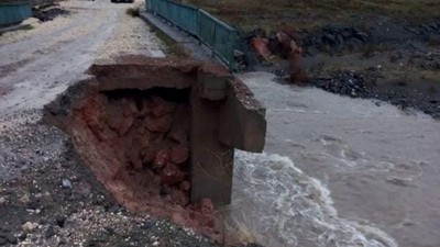 Aşırı yağış sonrası köprüde göçük meydana geldi