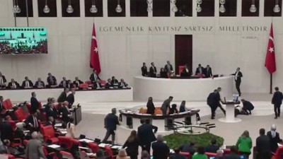 Meclis'te konuşma yapıyordu: Saadet Partili vekil birden yere yığıldı