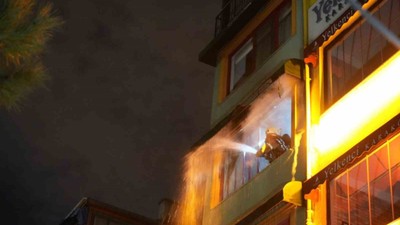 Beyoğlu’nda 4 katlı otelde yangın çıktı