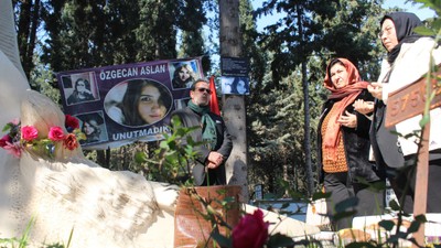 Özgecan Aslan ölümünün 9. yılında mezarı başında anıldı
