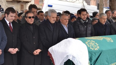 Mehmet Ali Aydınlar'ın acı günü: Annesi son yolculuğuna uğurlandı