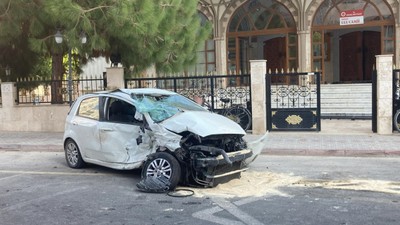 İki Araç Çarpıştı! Pikap Savrularak Cami Duvarını Yıktı: 3 Yaralı