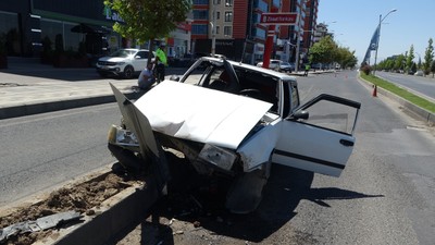 Otomobil Refüje Çarptı, Tofaş Kağıt Gibi Dağıldı: 6 Yaralı