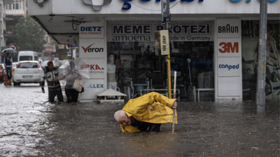 Ankara'da Sağanak Hayatı Felç Etti: Sokaklar Göle Döndü, Evleri Su Bastı