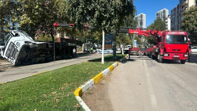 Park Halindeki Araca Çarpan Tır, Devrildi