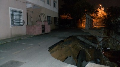 Üsküdar'da Facianın Eşiğinden Dönüldü: Yol Çöktü, Su Boru Hattı Patladı, Bir Bina Tahliye Edildi