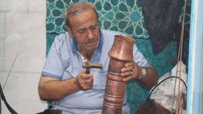 13 Yaşında Başladı 70 Yıldır Bakır İşliyor! ‘Maddi Gücümüz Kalmadı’ Dedi: Fiyatlar Yükseldi, Artık Yetiştirecek Çırak Da Bulamıyor