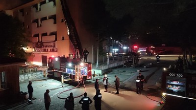 Malatya'da Ağır Hasarlı Okulun Çatısındaki Alevler Söndürüldü