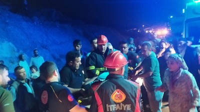 Mardin'de İki Kamyon Çarpıştı 4 Yaralı Var