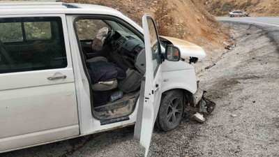 Otomobil ile Minibüs Çarpıştı 10 Kişi Yaralandı