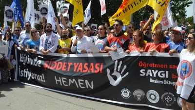 24 Kasım'da Acı Karne! Öğretmenler Hem Borç Batağında Hem Şiddet Sarmalında