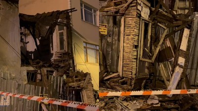 Beyoğlu'nda Korku Dolu Anlar... Yağış Vurdu; 2 Katlı Metruk Bina Çöktü