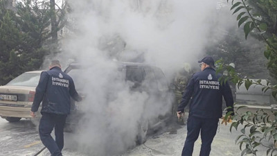 Kadıköy'de Park Halindeki Cip Alev Alev Yandı