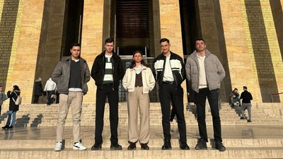 TSK'dan İhraç Edilen Teğmenler Anıtkabir'de