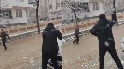 Elazığ’da Yürek Isıtan Anlar... Polisler, Kar Topu Oynamak İsteyen Çocukları Kırmadı