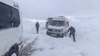 Van'da Tipide Mahsur Kalanlar 3 Saatlik Çalışmayla Kurtarıldı