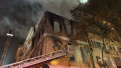 Kadıköy'de Tarihi Karakol Yandı, 1 Ölü!