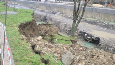 Çay Yatağında Heyelan, İstinat Duvarı Yıkıldı
