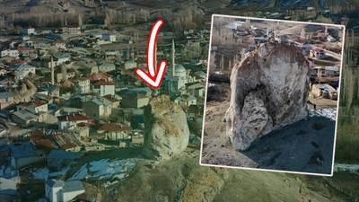 Üzerinde Yılan ve Ay Var, Köyün Tam Ortasında! Gizemli Kayanın Hikayesi Ağızları Açık Bıraktı